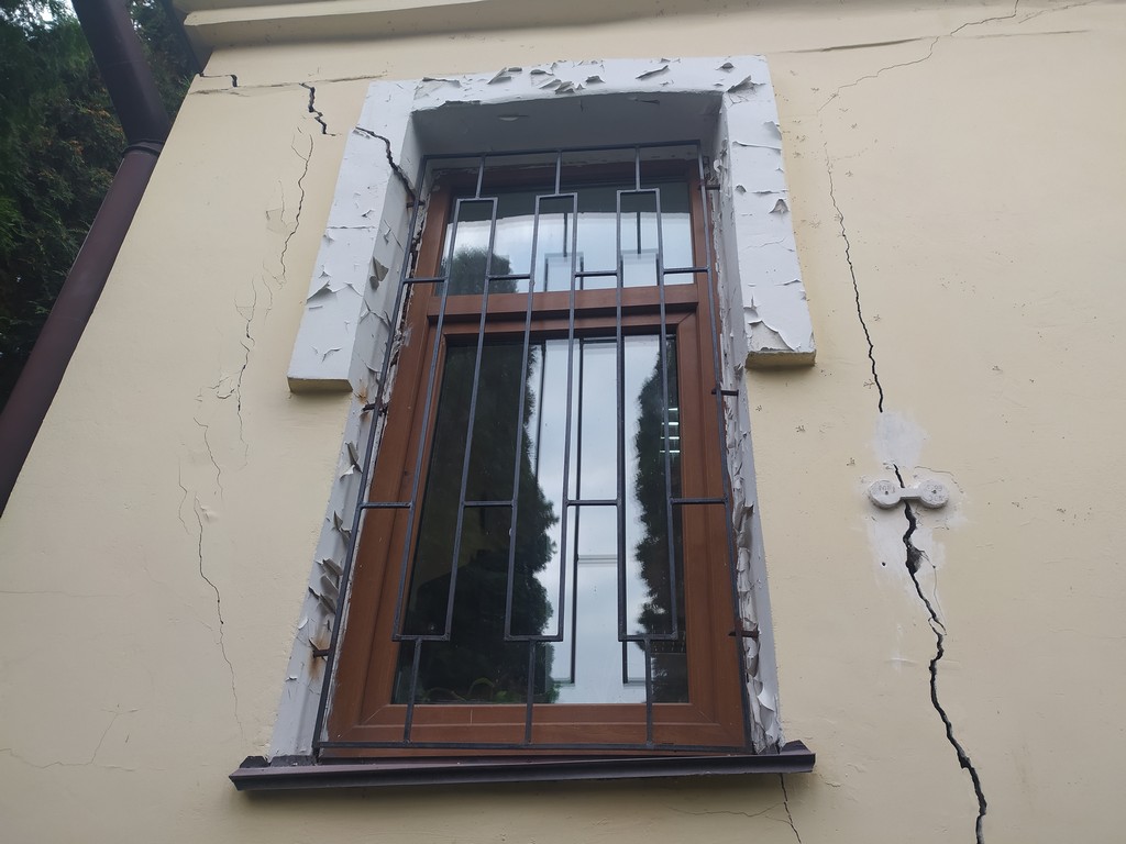 Тріщини